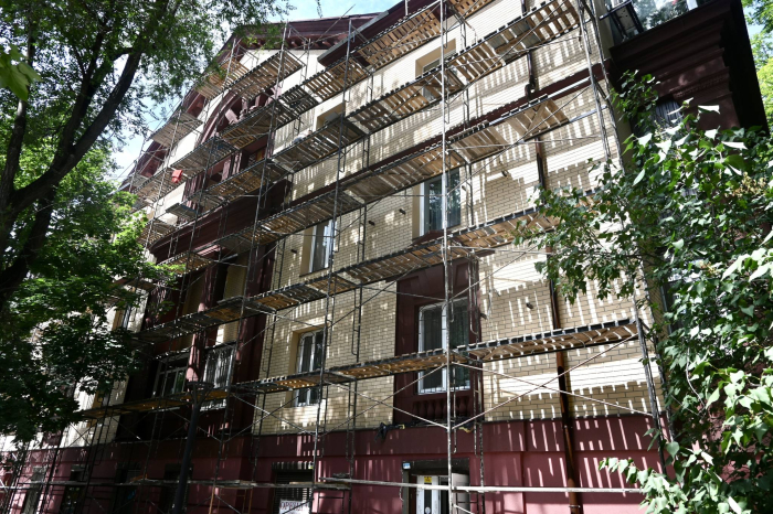 Як триває відбудова шести будинків у Запоріжжі, які зруйнували обстріли РФ.
