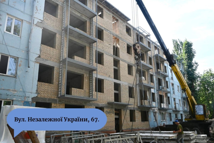 Як триває відбудова шести будинків у Запоріжжі, які зруйнували обстріли РФ.