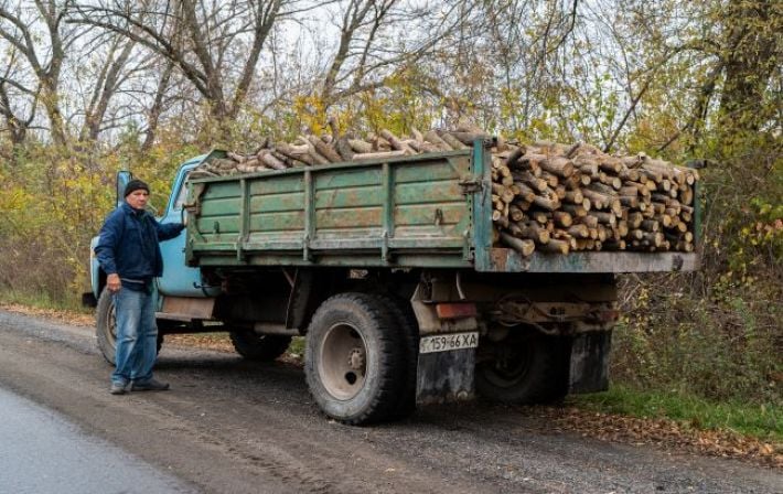 Украинцы смогут получить дополнительные деньги на дрова и уголь: кто имеет право на выплаты