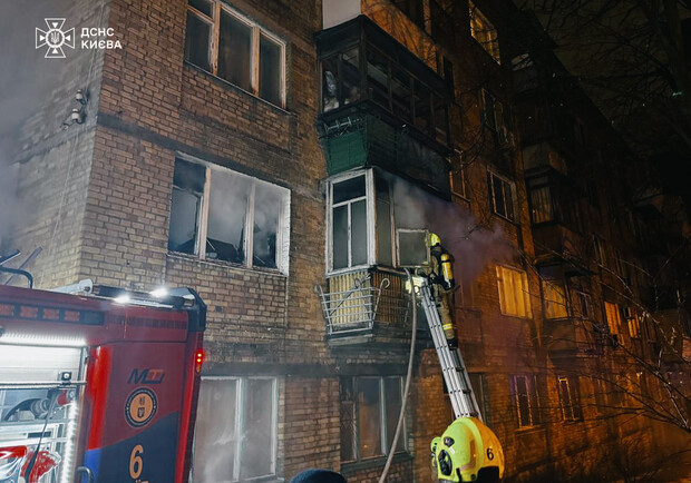 Рятувальники гасять пожежу у Шевченківському районі. Фото: ДСНС України в місті Києві