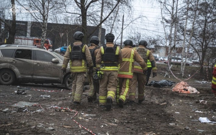 Число погибших в Сумах выросло: под завалами дома нашли тело женщины