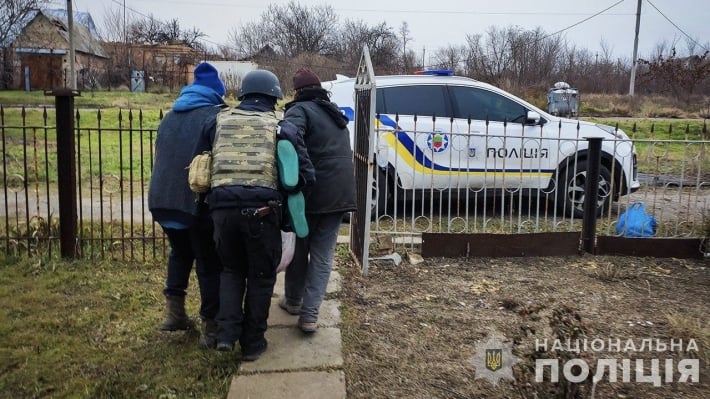 Полицейские эвакуировали из Таврической и Степногорской громад мать с детьми и маломобильную супружескую пару