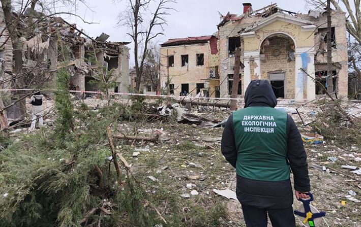 Вследствие российского террора в Запорожье замусорена площадь более 6 тысяч квадратных метров