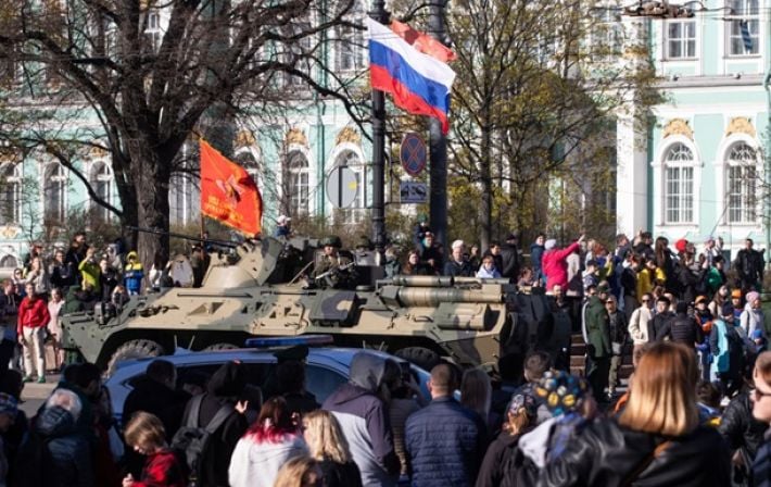 В Махачкале БТР раздавил автомобиль, водитель погиб