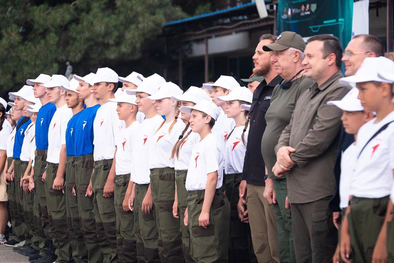 В окопах з автоматом: окупанти активно готують мелітопольських школярів до війни 1